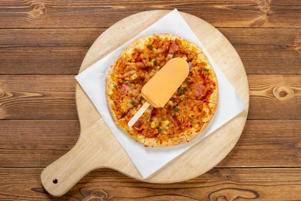 Top View Färsk Kyckling Och Bacon Pizza Med Choklad Glass — Stockfoto