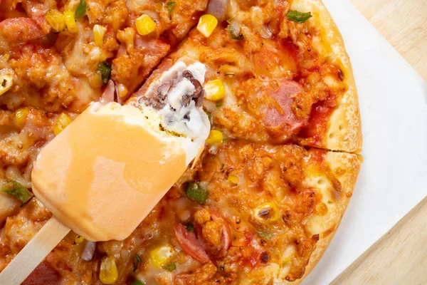 Top View Färsk Kyckling Och Bacon Pizza Med Halv Äten — Stockfoto