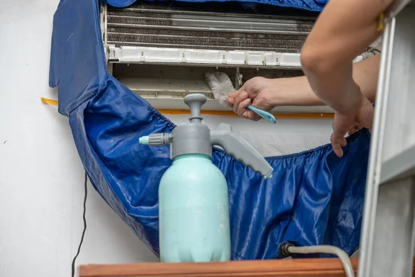 Nettoyage Climatiseur Avec Liquide Chimique Une Brosse — Photo