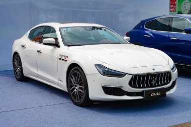 ZHONGSHAN GUANGDONG Çin - 26 Mart 2021: beyaz bir Maserati arabasının kenarı.