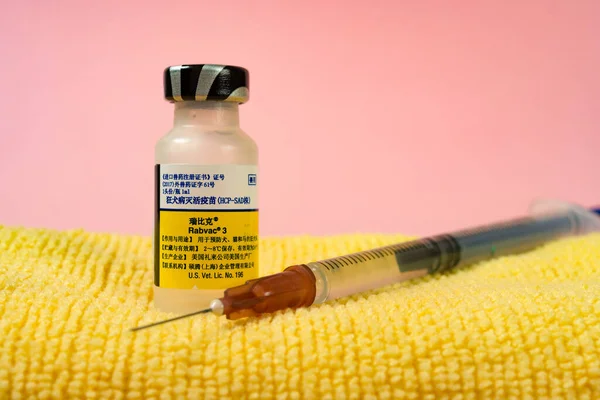 舟山中国 2022年4月29日 狂犬病ワクチンのボトルがちょうど使用されている — ストック写真