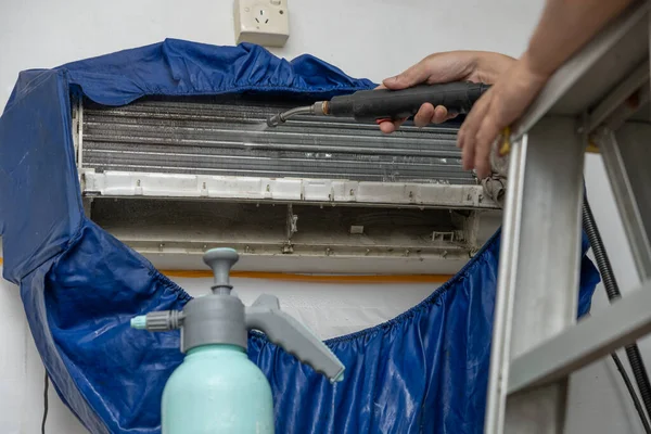 Het Reinigen Van Airconditioner Met Chemische Vloeistof — Stockfoto