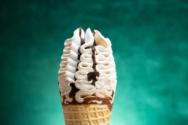 Παγωτό Βανίλια Και Σοκολάτα Γεύση Χωνάκι Μια Κλίση Πράσινο Φόντο — Φωτογραφία Αρχείου