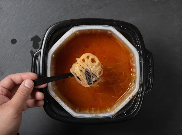 Makan Sedikit Terakhir Dari Hotpot Memasak Sendiri Dengan Mie — Stok Foto