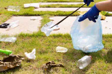 Yatay bileşim parkındaki çöpleri toplayan gönüllü.