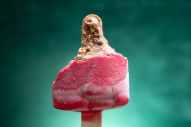 Çoğunlukla yeşil arka planda pembe renkli çikolatalı buzlu dondurma yerdik.