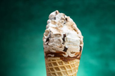 Vanilya ve çikolata aromalı dondurma külahı.