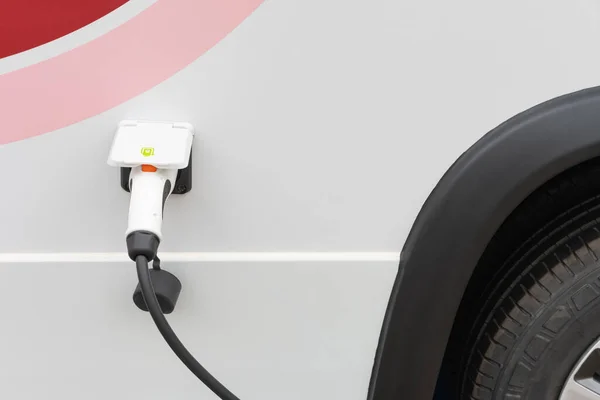 Een Elektrische Auto Wordt Opgeladen — Stockfoto