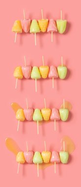 Üst görünüm küçük buzlu şekerlerin pembe bir zeminde erimesi