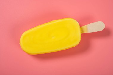 Üst manzara Pembe arka planda taze sarı buzlu şeker