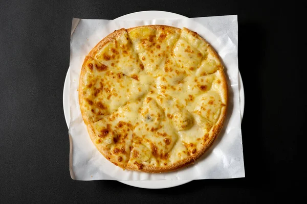 Vista Superior Pizza Fresca Con Rodajas Plátano Interior — Foto de Stock