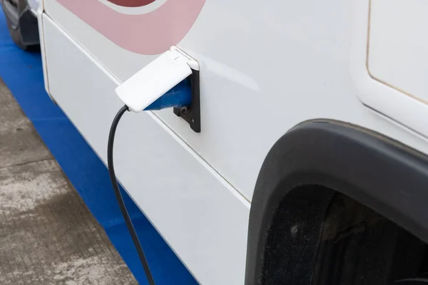 Een Elektrische Auto Wordt Opgeladen — Stockfoto