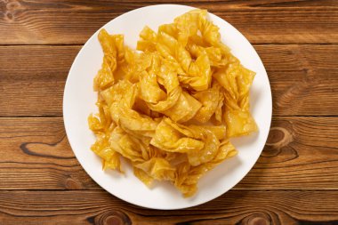 Üst görünüm geleneksel Cantoness şekerlemesi yatay kompozisyonda tatlı yumurta bükülmeleri