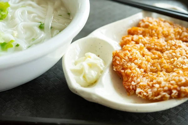 Angle View Flat Rice Noodles Deep Fried Chicken Horizontal Composition — ストック写真