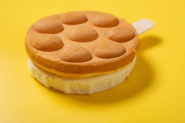 Sarı Arka Planda Yumurta Waffle Dondurma — Stok fotoğraf