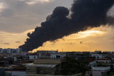 a factory catched a fire with lots dark smoke