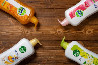 ZHONGSHAN GUANGDONG Çin - 27 Mart 2022: farklı duş jeli şişeleri.