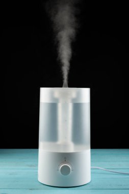 Masanın dikey bileşiminde elektrik nemlendirici.