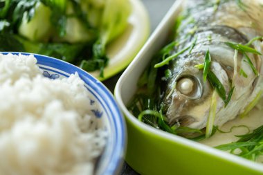 Buğulanmış balık, sebze ve pilavın yatay bileşimindeki fast food görüntüsü