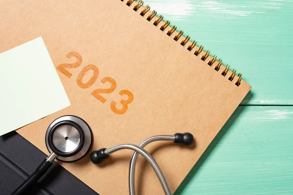 2023 Kalenteri Stetoskoopilla Tyhjä Muistio — kuvapankkivalokuva