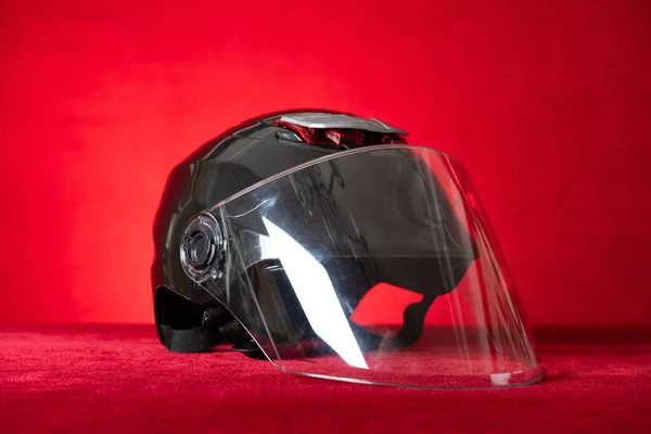 Новый Мотоциклетный Шлем Красном Фоне — стоковое фото