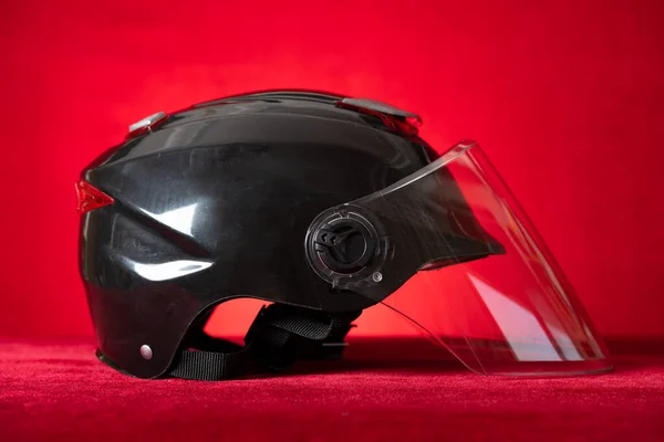 Новый Мотоциклетный Шлем Красном Фоне — стоковое фото