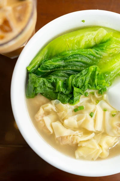 Tigela Wontons Com Xícara Chá Leite Gelado Composição Vertical — Fotografia de Stock