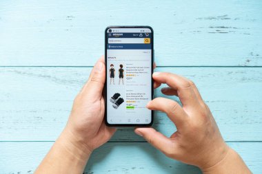 Zhongshan, Çin-29 Eylül 2022: Amazon.com yatay kompozisyonu üzerinden vücut ısıtıcı arayan adam.