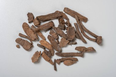 Üst görünüm bitkisi DiYuTan ya da Sanguisorbae Radix Carbonisata ya da kömürleştirilmiş Longleaf Burnet Kökü