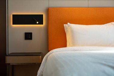Bir otel odasında yatay kompozisyon