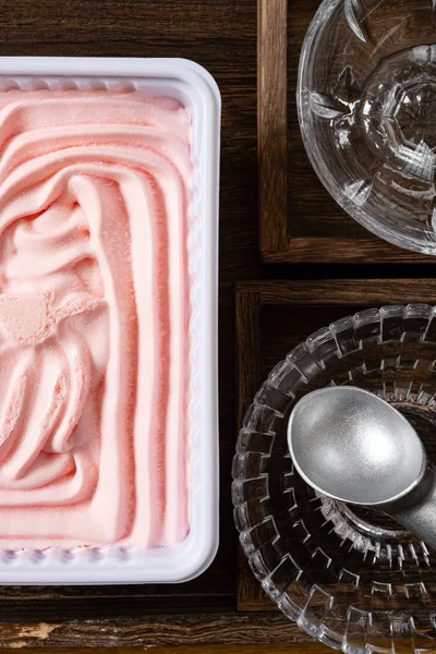 Schachtel Mit Erdbeergeschmack Eis Mit Schaufel Und Schalen Vertikale Zusammensetzung — Stockfoto