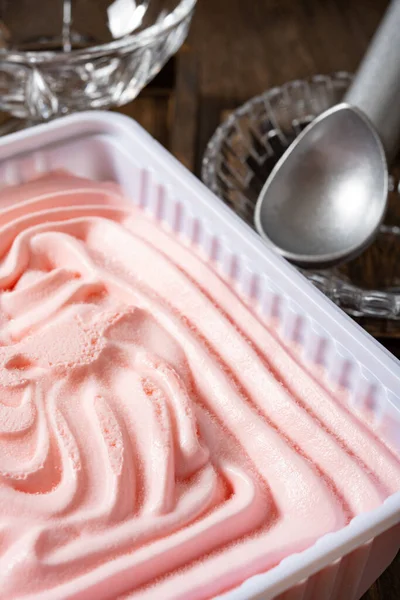 スコップとボウル垂直組成のイチゴ味アイスクリームの角度表示ボックス — ストック写真