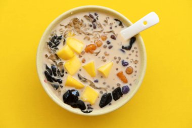 Mangolu, tatlı patatesli, sagolu ve siyah jöleli sütlü çay şurubu.