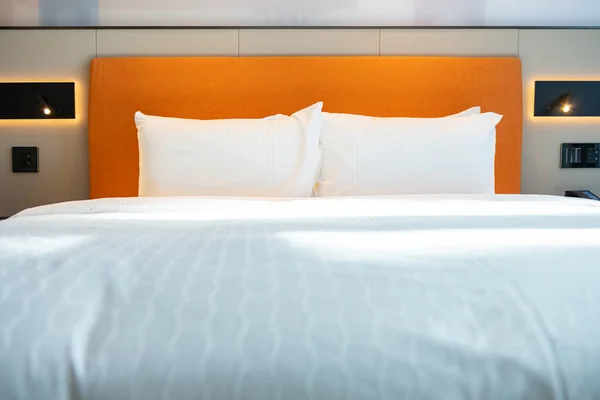 Bett Einem Hotelzimmer Horizontale Zusammensetzung — Stockfoto