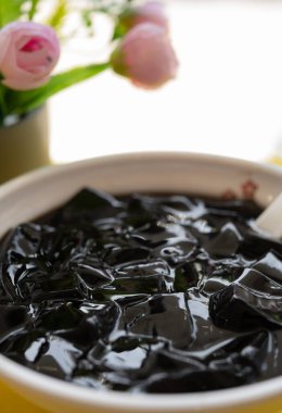 Meyan kökü siyah jölesiyle balın dikey bileşimi açılı görüntü kasesi