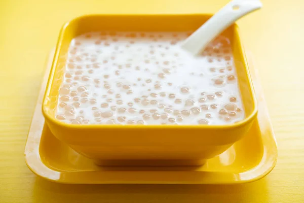 Angle View Bowl Chinese Syrup Sago Coconut Juice Yellow Background — Stock Photo, Image