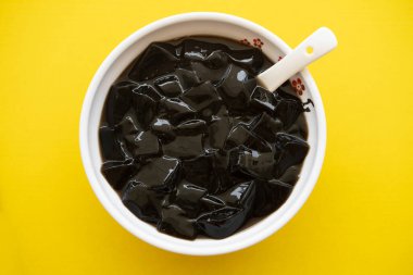 Ballı siyah jöle ve ballı yatay kompozisyon.