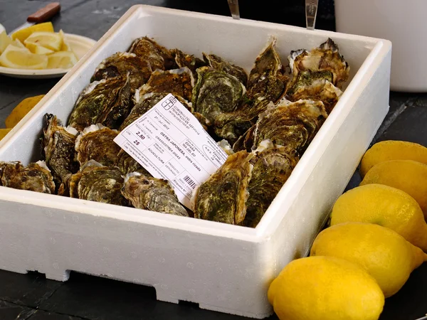 taze istiridye ve limon