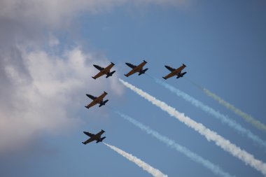 akrobatik uçaklar hava gösterisi