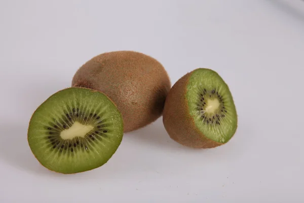 Kiwis maduros cortados ao meio — Fotografia de Stock