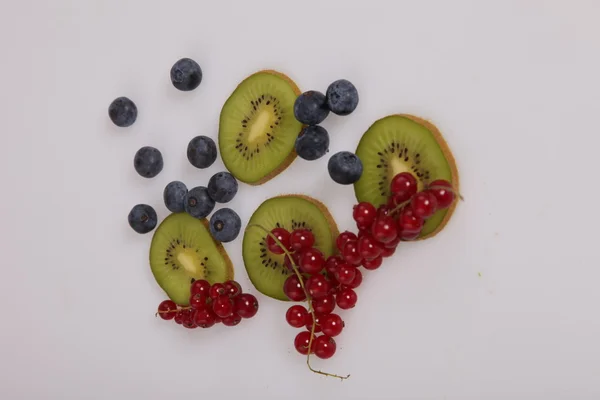 kivi, bluberries ve kırmızı kuş üzümü kesmek