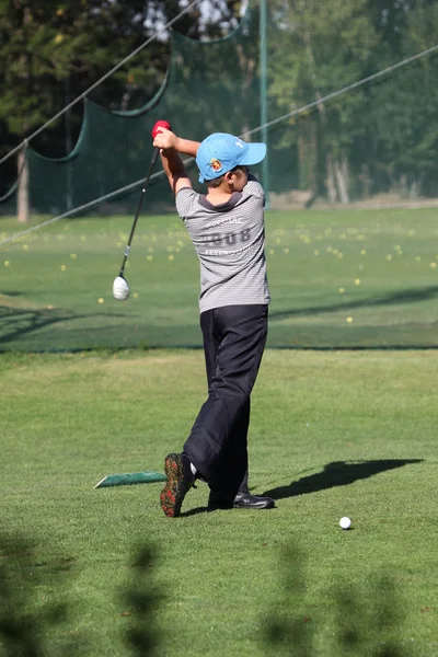 bir golf kulübü sallayarak çocuk