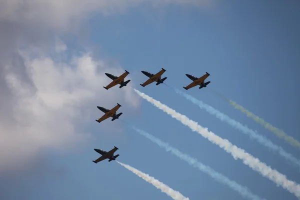 akrobatik uçaklar hava gösterisi