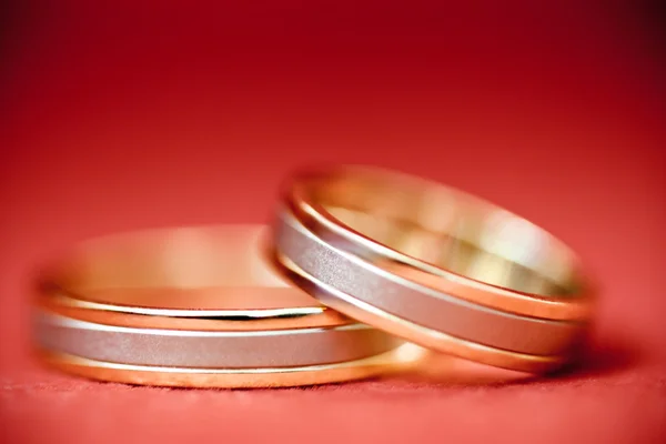 Alyanslar kırmızı arkaplanda