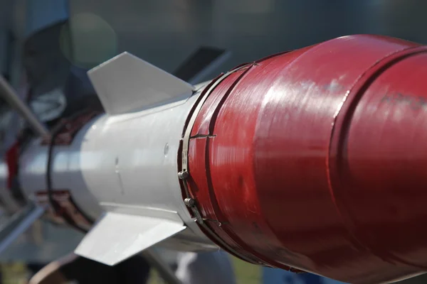 beyaz-kırmızı füze