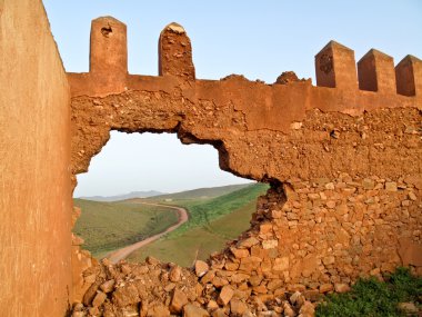 Duvarı kır, dışarıda özgürlüktür