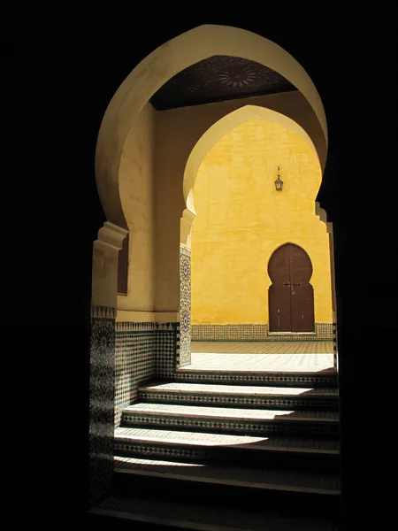 Gelbe Wand mit traditionellem Bogen, Marokko, Meknes. Grab von Moulay ismail. — Stockfoto