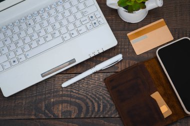 İnternetten alışveriş, dizüstü bilgisayar ve evden alışveriş için telefon. Online alışveriş kavramı.