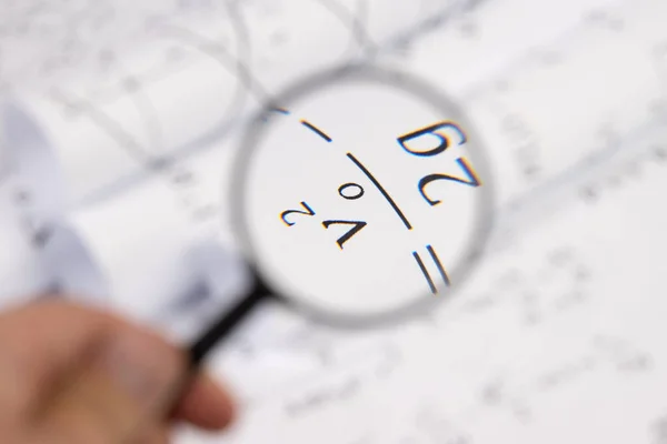 Matematiska Formler Genom Ett Förstoringsglas Närbild — Stockfoto