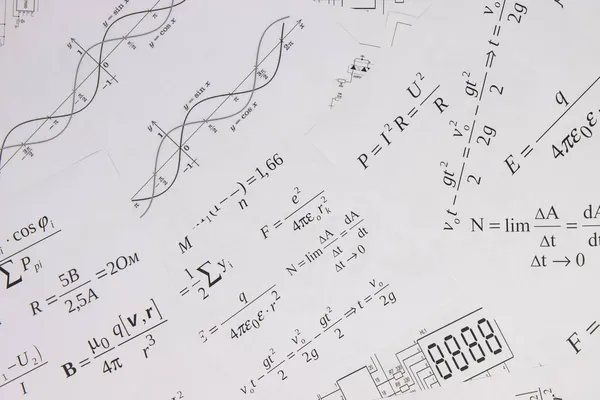Kağıt üzerine basılmış matematiksel elektrik formülleri, grafikler ve mühendislik çizimleri